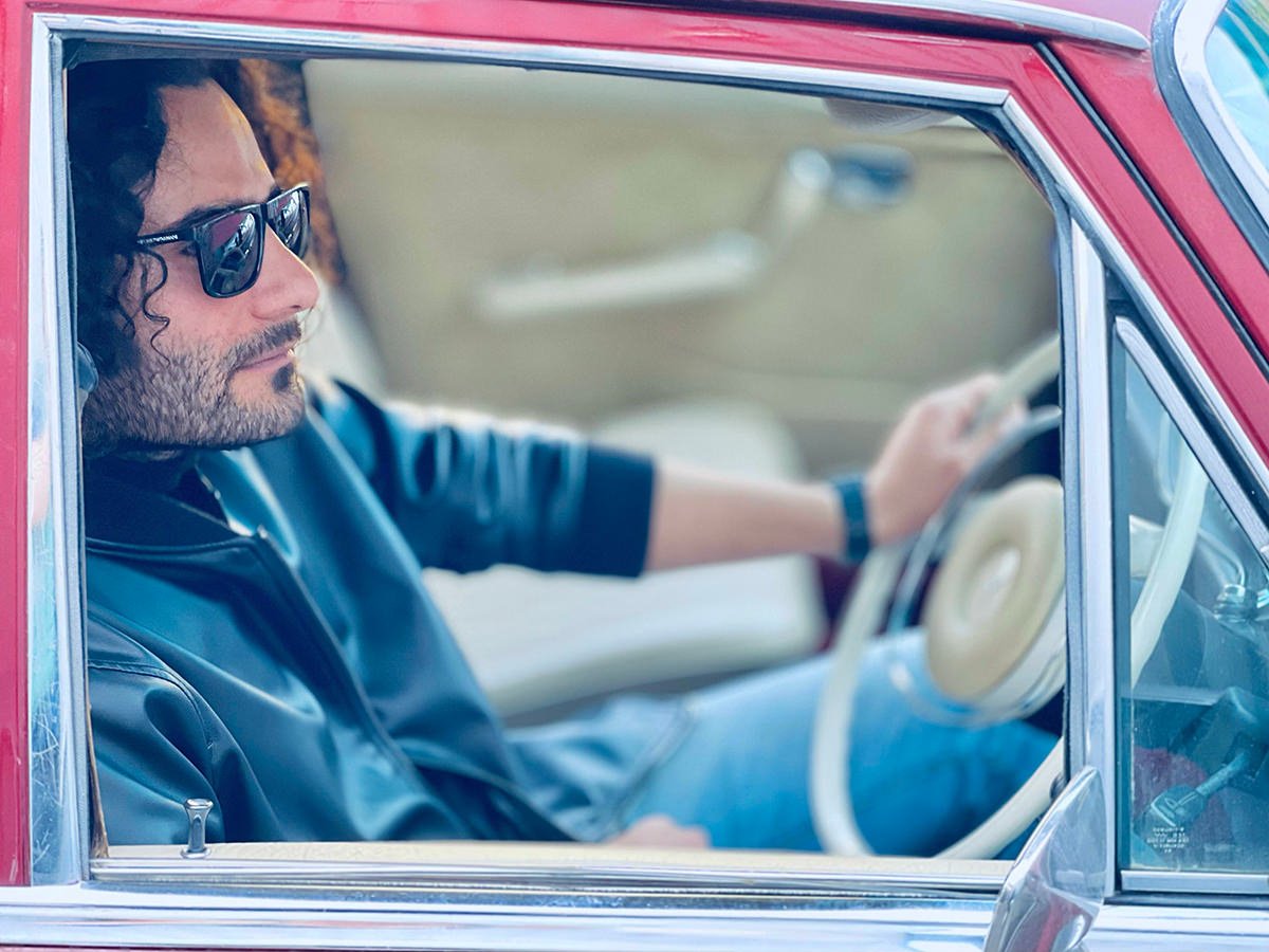 Mehran Rakhshandeh official portrait - Persian singer in the UK.